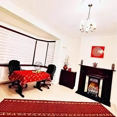 Beautiful Double En-Suite Room, Separate Entrance, Ilford, Central Line Gants Hill, Free Parking